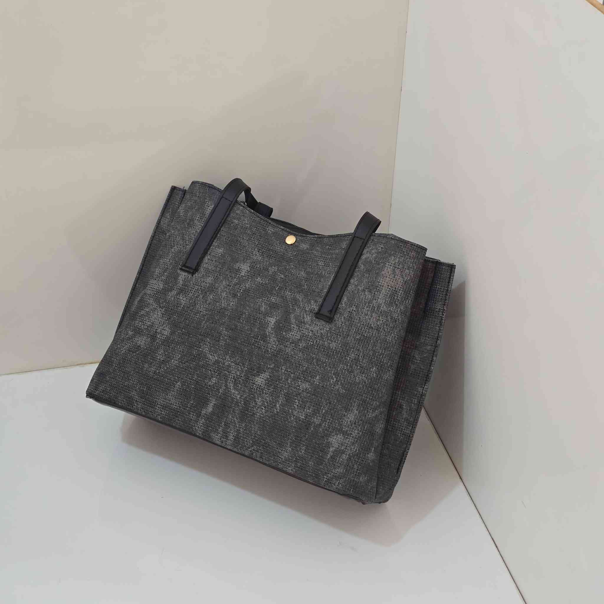 حقيبه حجم كبير 
والسعر صدمه #ب١٠ الف فقط 
افلشها الأسعار ❤️❤️❤️❤️❤️
التوصيل لكل محافظات العراق صار #ب٣ الف فقط 

متوفره حسب الالوان المرفقه في الصور ❤❤❤

#اذا_حبيتي_تكون_اطلالتج_مميزه راسلينا ع البيج 
او الاتصال ع الرقم ✅️***********✅️

  #التوصيل لكل محافظات العراق صار   (٣) الف فقط
