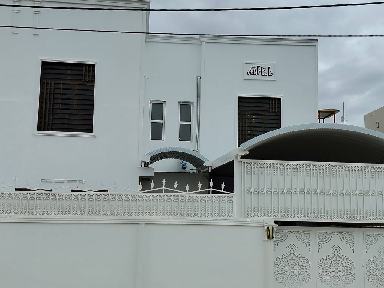 للإعلان:(35)... 
🏡✨ فرصة مميزة للبيع في مجمع الزهراء السكني ✨🏡
بيت حديث البناء، غير مسكون، جاهز للسكن الفوري وبمواصفات رائعة 👇
📐 المساحة: 150 متر
🛏️ 3 غرف نوم مريحة
🛋️ استقبال واسع وأنيق
🍳 مطبخ عملي
🚗 كراج سيارة
🌿 حديقة جميلة
➕ يحتوي على إضافة (كيسبان)
🏠 تصميم عصري وموقع هادئ ومناسب للعائلة
💰 السعر: 138 مليون فقط
📞 لا تفوت الفرصة، بيت العمر بانتظارك!
*********** *********** 👍
نساعدك باختيار سكن المستقبل العائلتك في مجمعات السكنية في النجف الاشرف بادارة محمد الاسدي للاستثمار والتطوير العقاري
