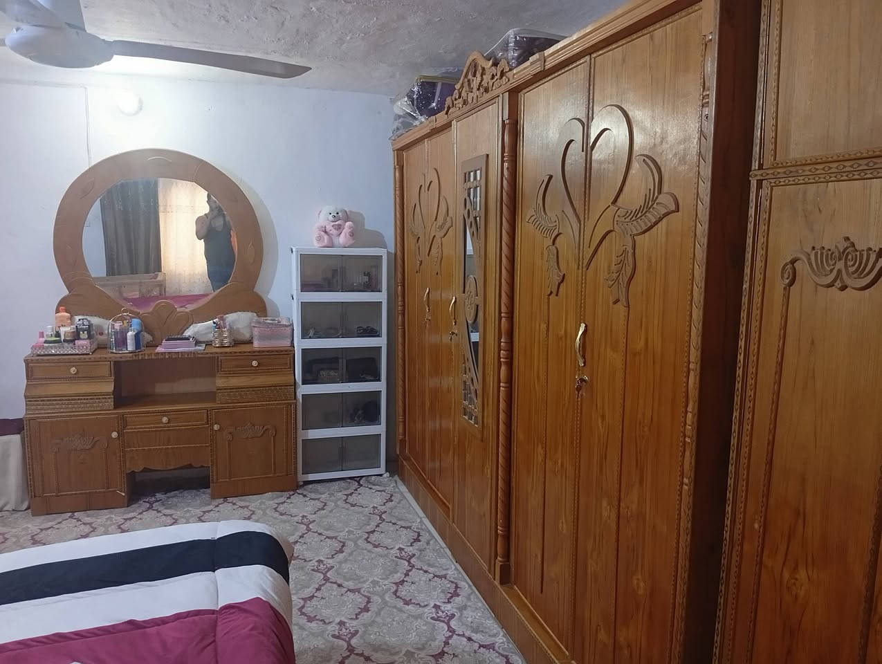 السلام عليكم غرفة اخشاب جديده مستعمله قليل نظيفه وجديده سعرها 650 وبيها مجال مع جزامه وياها اتصال الخاص مفتوح ***********
