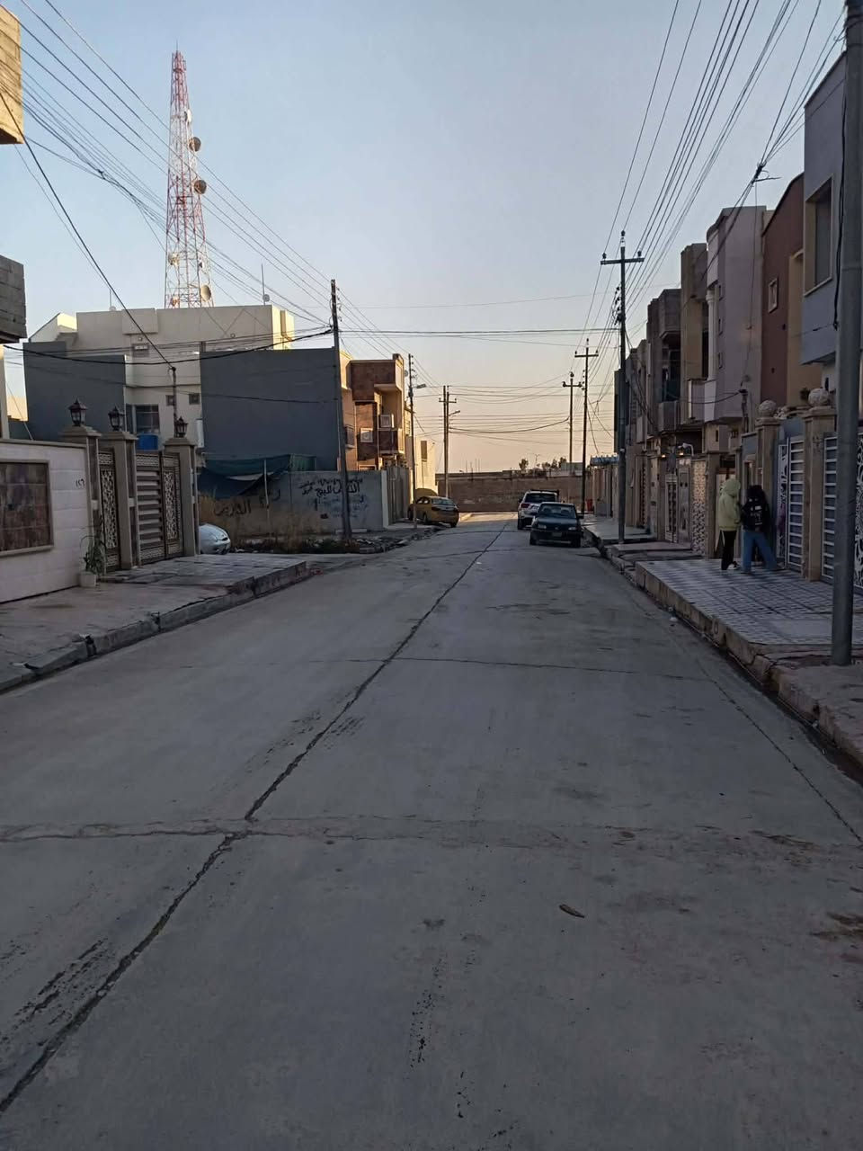 السلام عليكم دار للبيع السماح الاساتذه قرب برج التلفزيون ١٠٠ متر طابقين بناء حديث سيراميك بورسلين سقوف ثانويه ٣ غرف نوم حمامات عدد ٢  صحيات شرقي غربي عدد ٣ صطح عالي وناصي                             تسليم فوري  سند طابو الزهور منطقه حلوه كلش للاستفسار ***********
