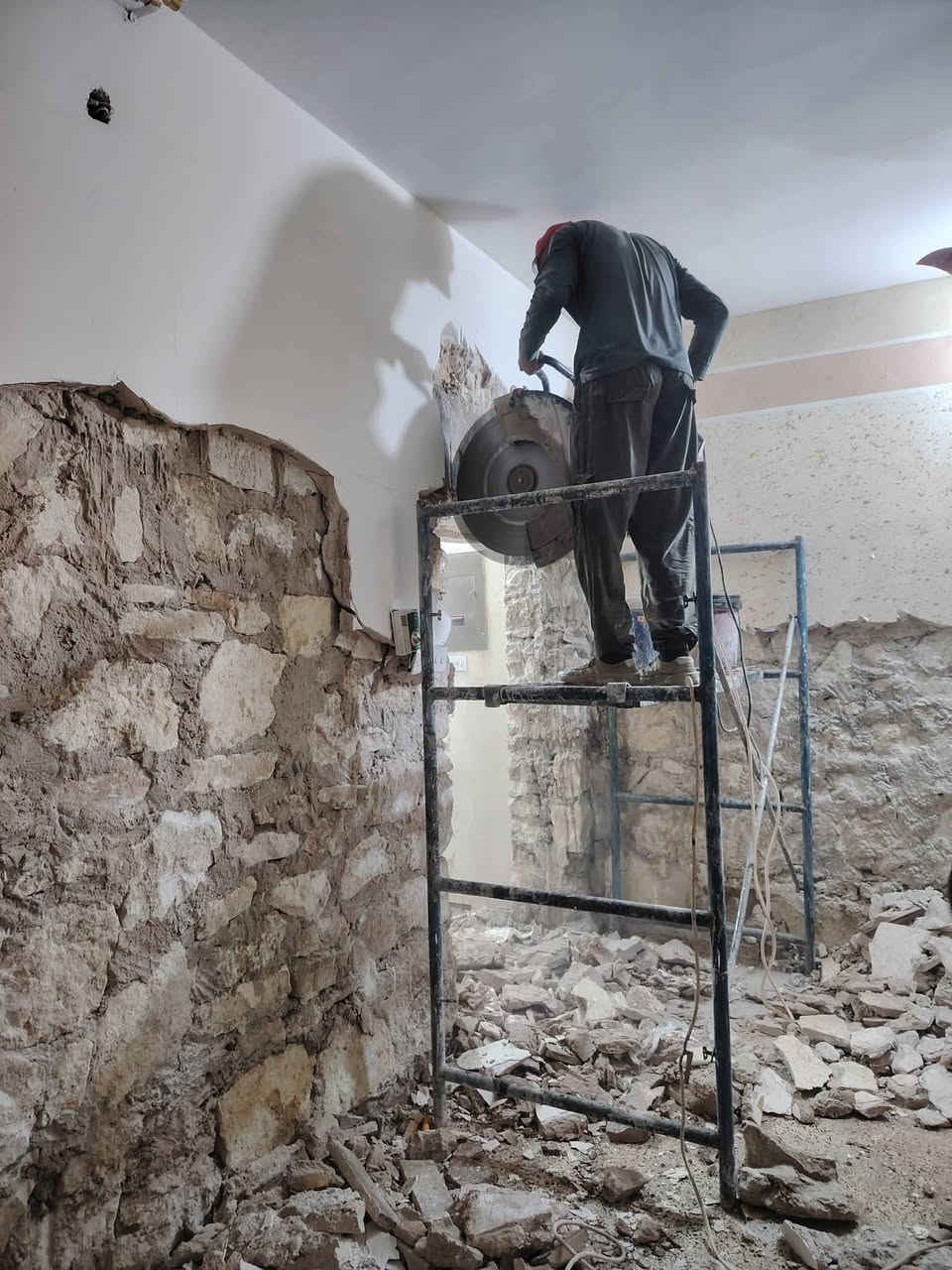 سلام عليكم  / يوجد كادر عمل جاهز/ تصعيد مواد/ تنضيف بيوت/ تفليش/ تكشيط/ تنضيف حدائق/ دفن نهري  / شقلنه ليل ونهار   /ومعداتنه جاهز/ ماعليك بس تصال على رقم  /     *********** /
