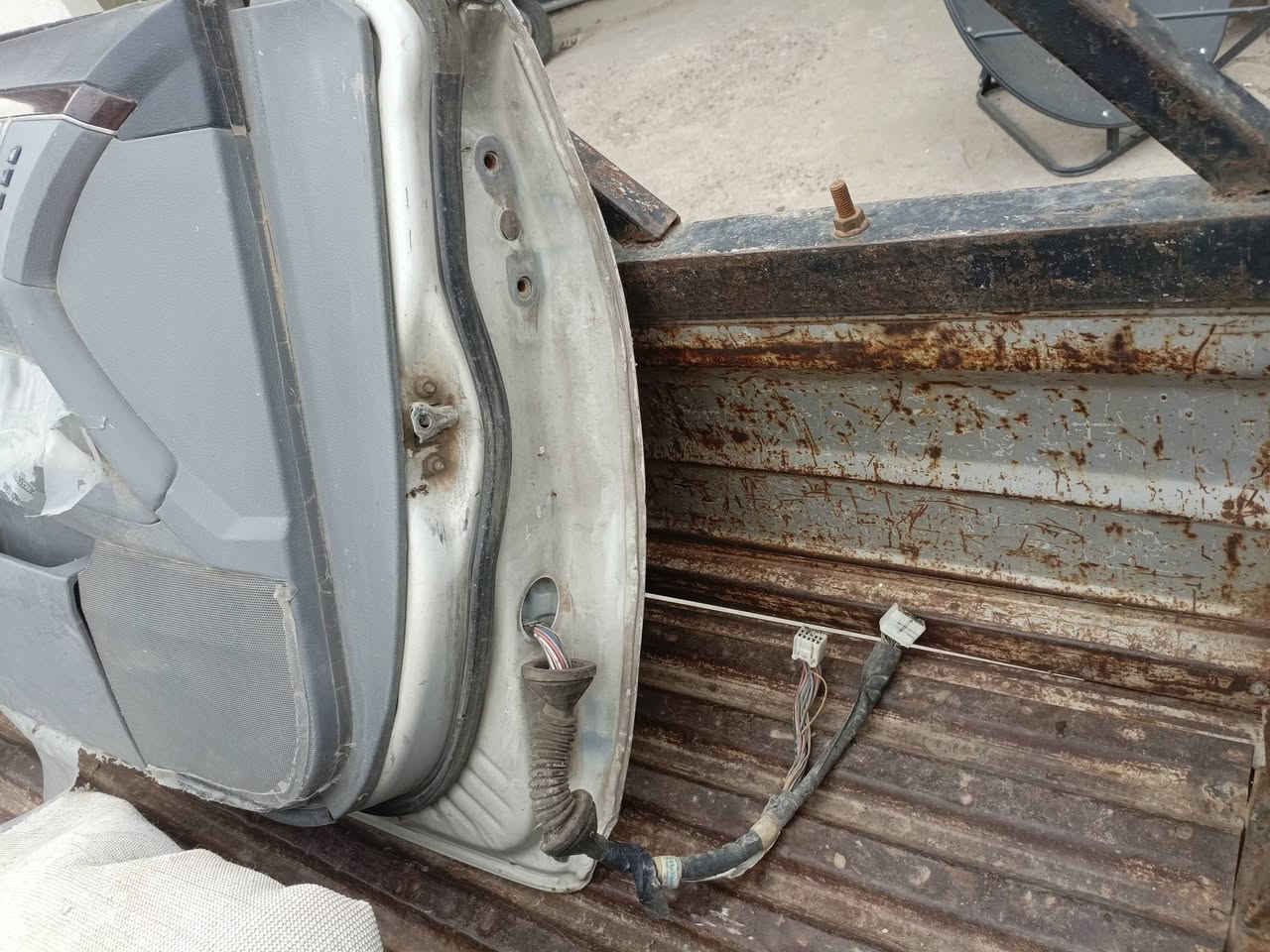 السلام عليكم متاح ابواب افلون واحد خلفي واحد امامي مكاني بغداد الغزاليه. ***********
