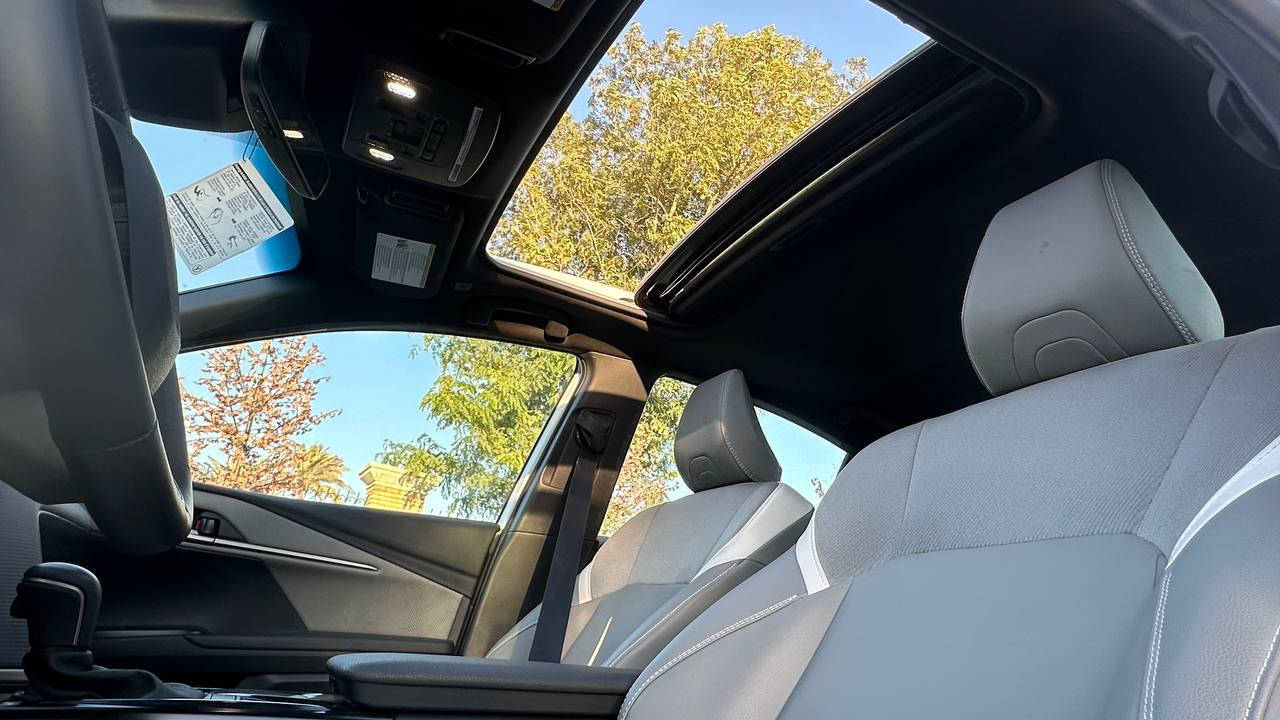 السلام عليكم.
كامري موديل 2025.
اللون ابيض. فوول مواصفات.
فتحة+جلد +تحكمات +هايبرد. فوووول الفووول. السيارة دخول جديد. رقم بغداد تحويل مباشر.
حادثها جاملغ وبنيد... بالتحميل رصعة بسيطة بالجاملغ الخلفي جهة السايق.. مصلحة  PDR. مكانها بغداد. التواصل. واتس اب. او اتصال. علئ الرقم هذا.***********.
