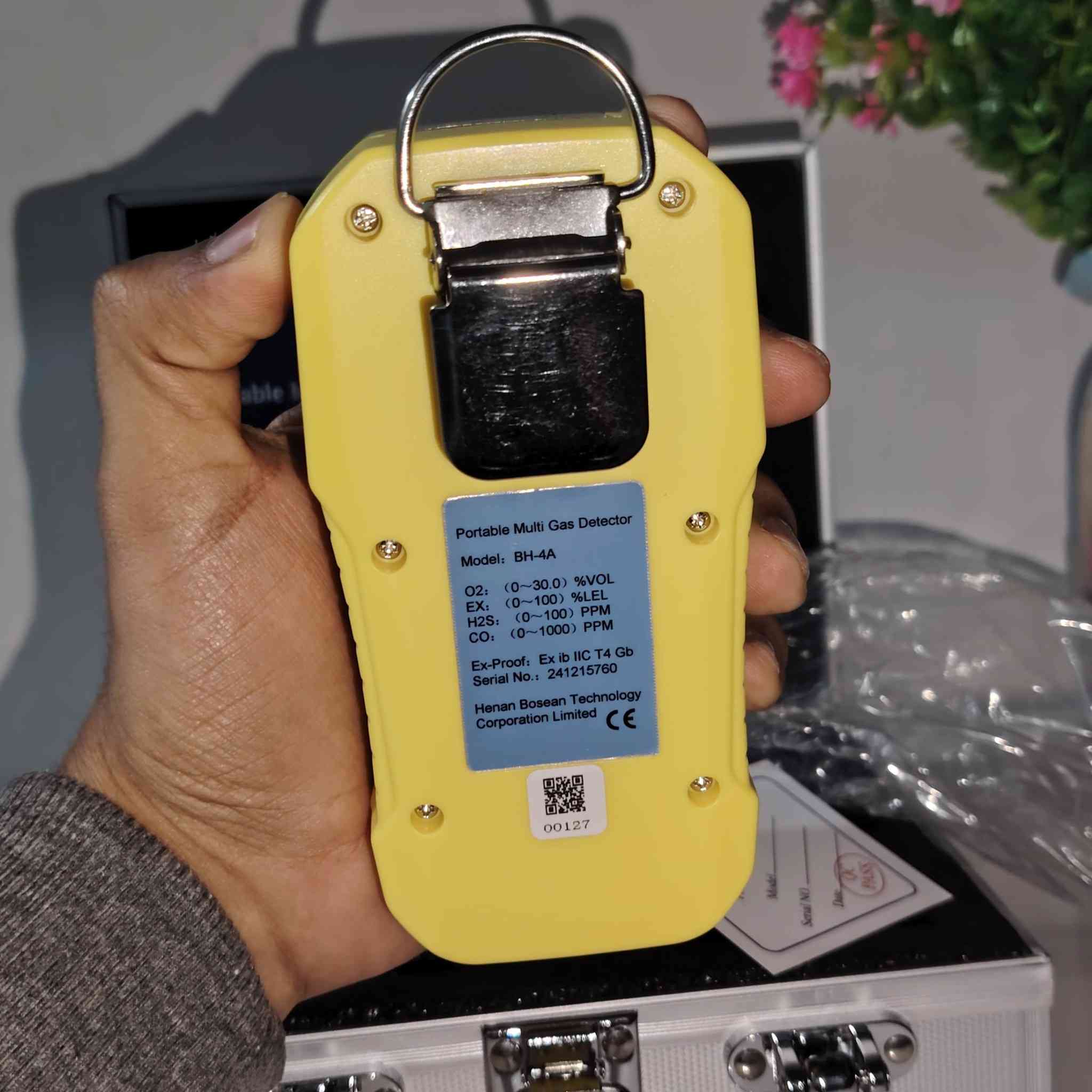 كاشف غازات محمول من نوع BOSEAN BH-90A، وهو مصمم للكشف عن أربعة أنواع من الغازات في وقت واحد.
الغازات المستهدفة: الغازات القابلة للاحتراق (CH4)، كبريتيد الهيدروجين (H2S)، الأكسجين (O2)، وأول أكسيد الكربون (CO). 
طريقة التشغيل: يعمل عن طريق الانتشار الطبيعي للغازات في الهواء. 
الشاشة: مزود بشاشة LCD مقاس 2.4 بوصة لعرض القراءات بوضوح. 
الاستخدام: يستخدم في الكشف عن تسربات الغاز في المنازل، الصناعات الكيميائية، المناجم، والأنفاق.
السعر 60 الف


**إذا كنت صاحب هذا الإعلان وتريد حذفه لأي سبب، رجاءا أرسل رسالة إلى الدعم الفني**