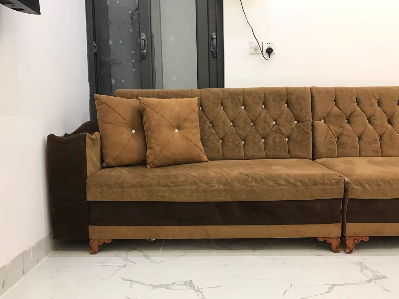 ديوان للبيع
٦ قطع / ١٨ نفر 
للاستفسار 
***********
