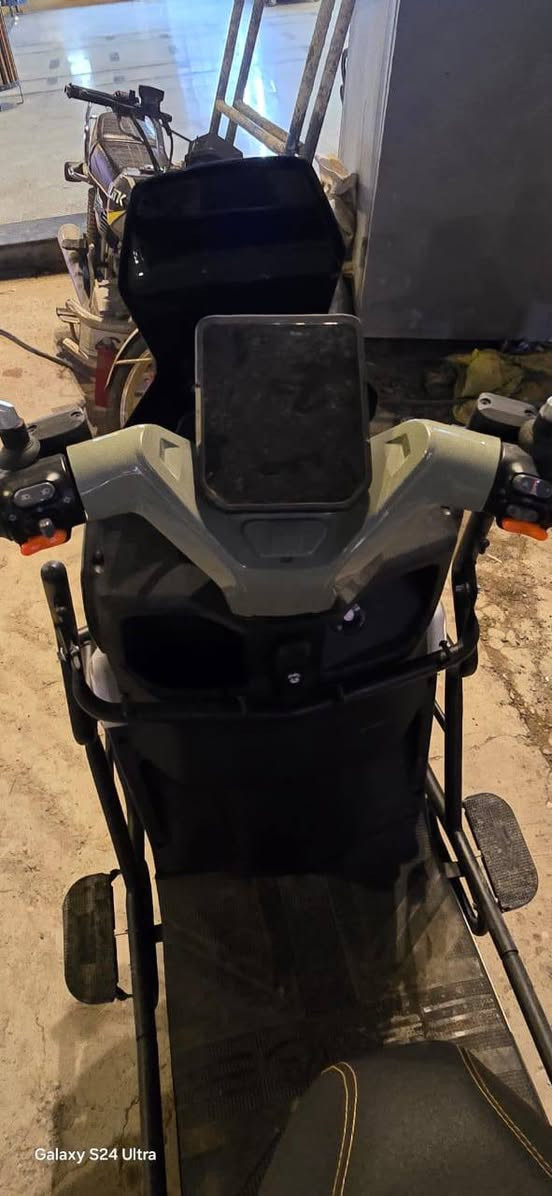 سلام عليكم دراجه شحن لبيع دراجه جديده صارلها شهرين من أخذتها من شغل لبيت ماطلع بيها الشحنة الواحدة تمشيك  سبعين كيلو سويجين بصمتين سعر 900 وبيها مجال لتواصل رقمي *********** وخاص هم متواجد المكان ديالى بعقوبة
