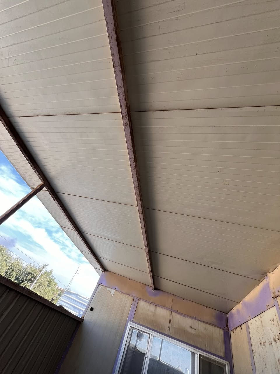 السلام عليكم بيع مستعجل ساندويچ بنل بيت بمساحة 70 م
يحتوي على غرف عدد 2 وحولي 

شبابيك 3 وباب اللمنيوم 

تغلييف كامل 

السقف يحتوي على قطعتين ومرده امطار 

باب خشب عدد2 

كما موضح في الصور 

حديد قالب كامل مع سطح جينكو 
تاسيس كهرباء كامل 

سقيفه خارج البيت جينكو 
ابيع الساندويج والحديد وكلشي كامل شلع 

العنوان بغداد الدورة 

للاستفسار الاتصال على *********** واتساب
