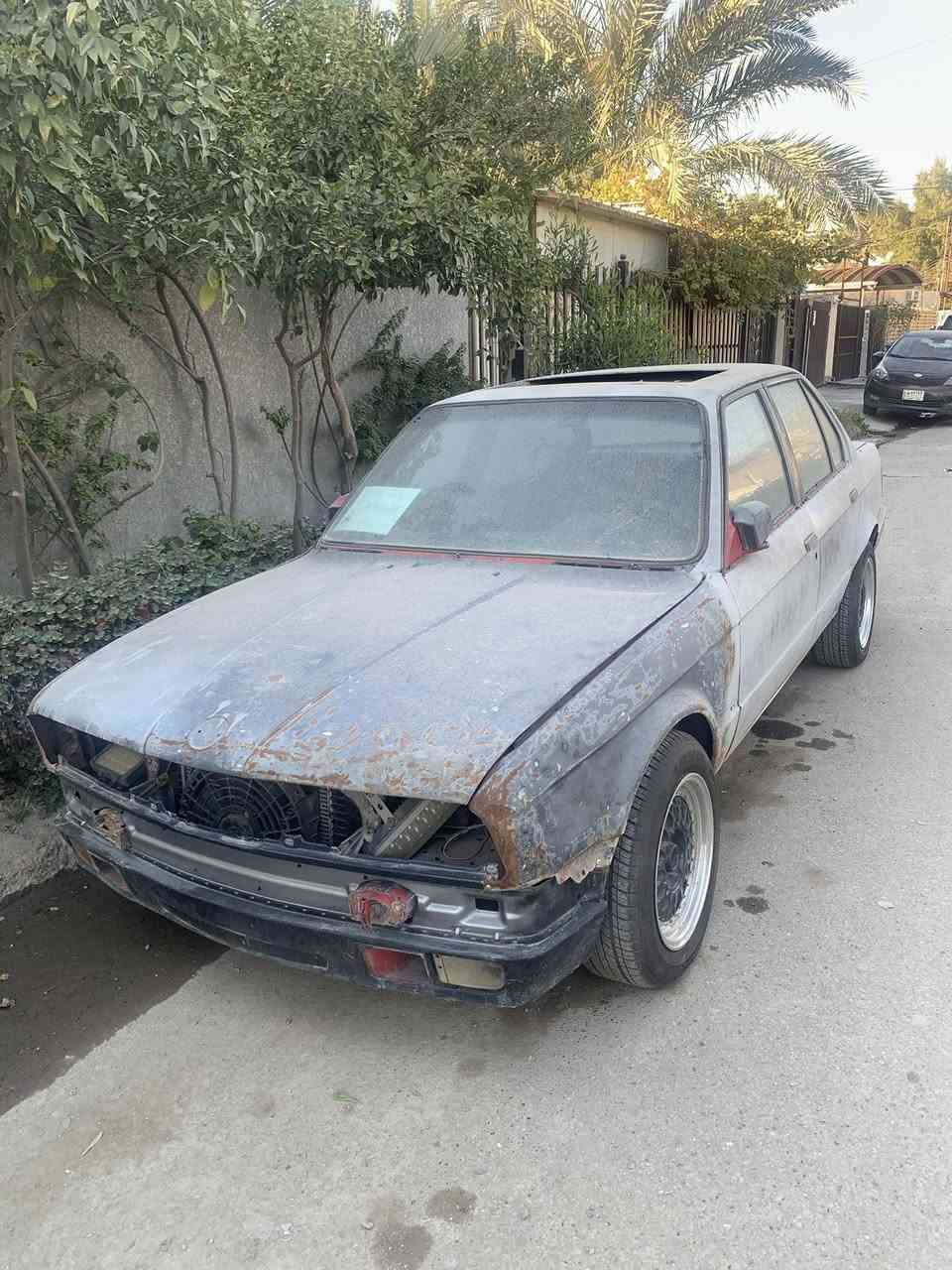 السلام عليكم
بي ام زعره 
مكينة 20 مسكر 
كير عادي اكسل قفل بلادي
السياره مال تعمير ركز مكينه وكير جدد 
تخم ويل وتاير جدد 
صدر امامي خلفي جديد 
رقمها نجف بيها ملسق من تكمل السياره تصعد هزة تستلم ارقام بسمك 
لونها احمر غير محدد مضروبه اساس فاصل كلها بس ينراد ترتيب للبجم وتنصبغ وبيها نقوصات بلداخل مثل تنته بطاين اماميه نقص وحده بس كشنات لماميه مال سايق شويه تعبان 
السعر 15 ورقه 
***********
المكان بغداد الدوره 
بلا زحمه الشراي يقره المنشور يلا يتصل وشكرا
