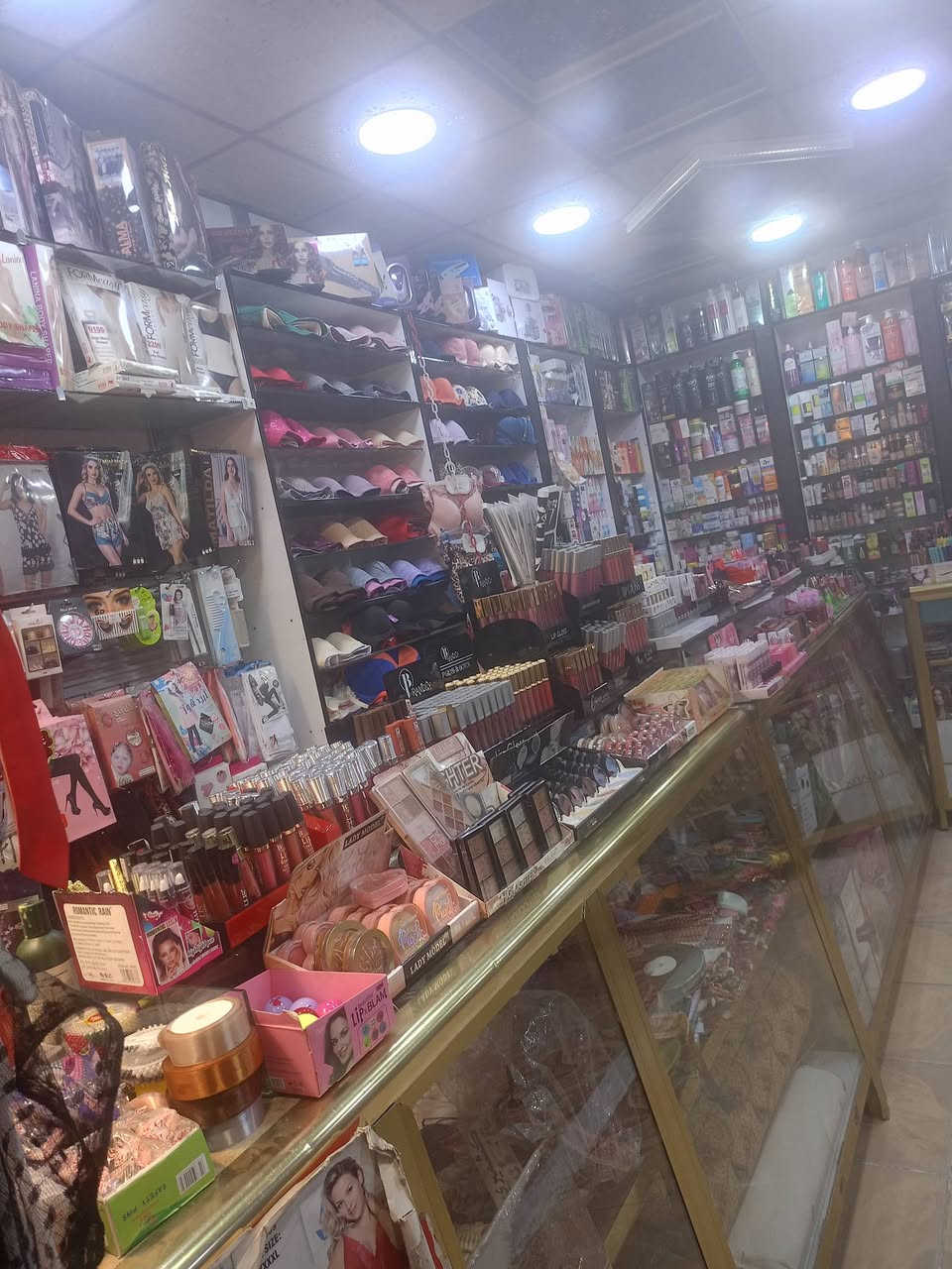 السلام عليكم محل للبيع
حي الرفاعي سايدين القسم قرب مولدة الربيع 
بدون بضاعه ولا ديكور محل فارغ فقط سقوف  وجام خانات ومبردات السعر 30$ورقه اي استفسار اتصل على الارقام 
آسيا ***********
كورك ***********
