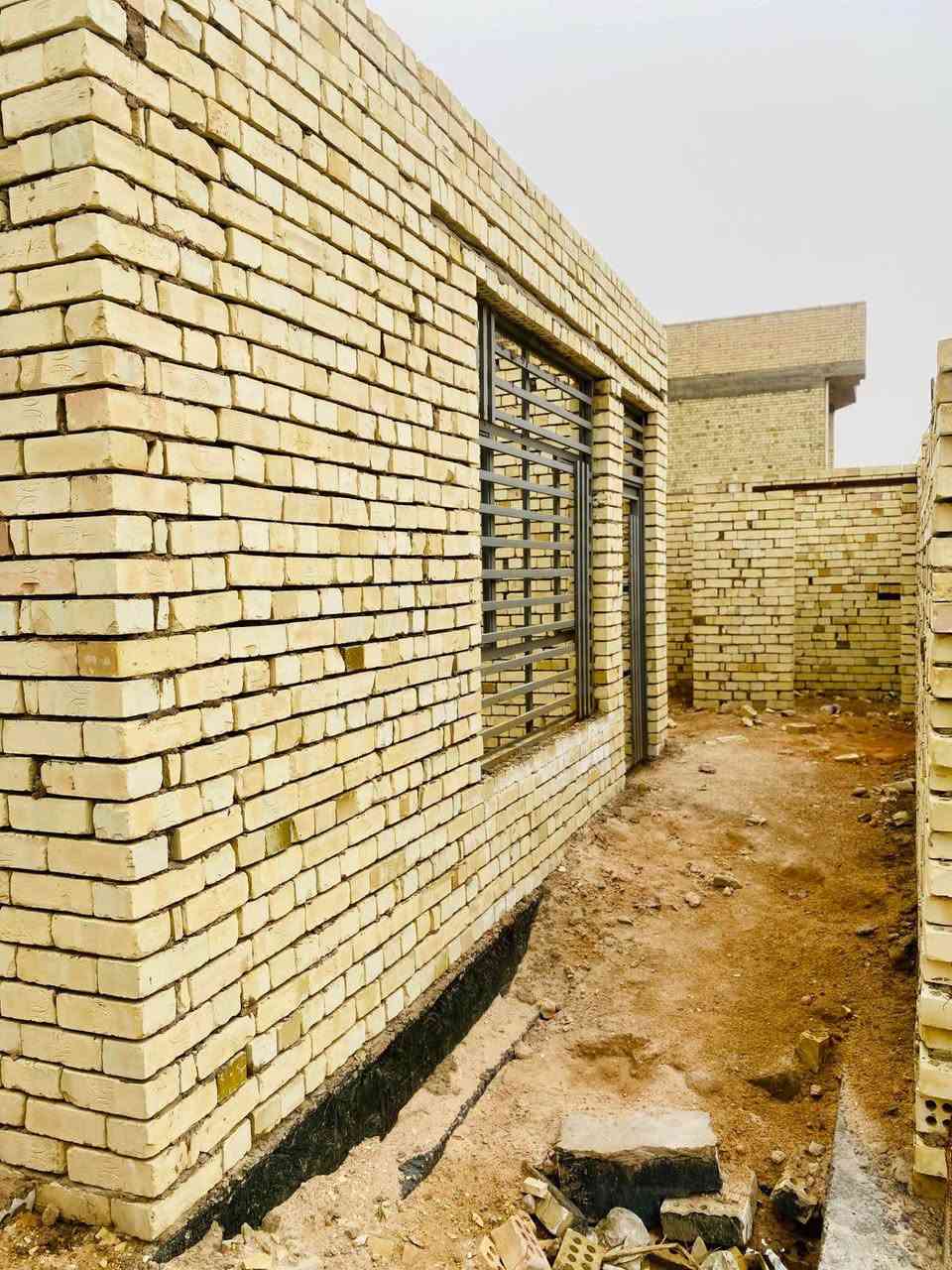 هيكل 200 متر
بناء درجه اولى طابوق نهروان
رباط وبتلو وزفت درجه اولى 
الحديد توصا حديد ثقيل 
يحتوي على ثلاث غرف نوم و مطبخ و هول و واستقبال 
السعر 44 مليون
مكتب العراق 
*********** النجف, العراق
