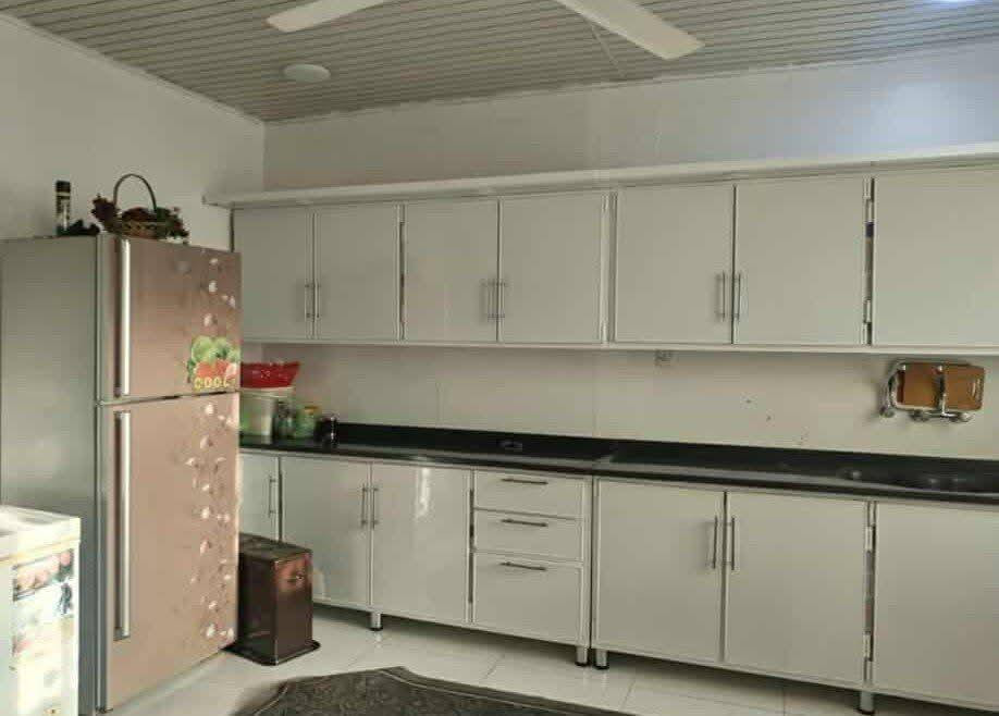 دار للبيع طابو زراعي سند الموقع حي الجزائر خلف مستشفى الحياة الاهلي
المساحة 275 متر مربع 
طابقين 4 غرف نوم هول صالة مطبخ ومجمع صحيات عدد 3 للاستفسار مكتب النبل للعقار والبناء والهندسه 
*********** واتساب 
***********
