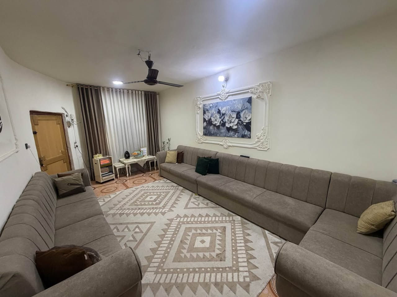 بيت مساحة ١٠٠ متر غرفتين 5×4 وحده فوك وحده جوه..... هول 6×5 من ضمنه المطبخ والحمام...... الاستقبال 6×4.... النزال 20... الواجهيه 5..... الطارمة 2×5.....   خدمات المجاري وايضا يوجد ثلاث مدارس قريبة العنوان... متوسط ما بين حي المهندسين وحي العسكري وايضا بين شارع 80 وشارع 60  الحلة.. حي الغدير حي العسكري.... قرب مدرسة الفرقان السعر 90 مليون .. هاتف... ***********‪ حلة, بابل
