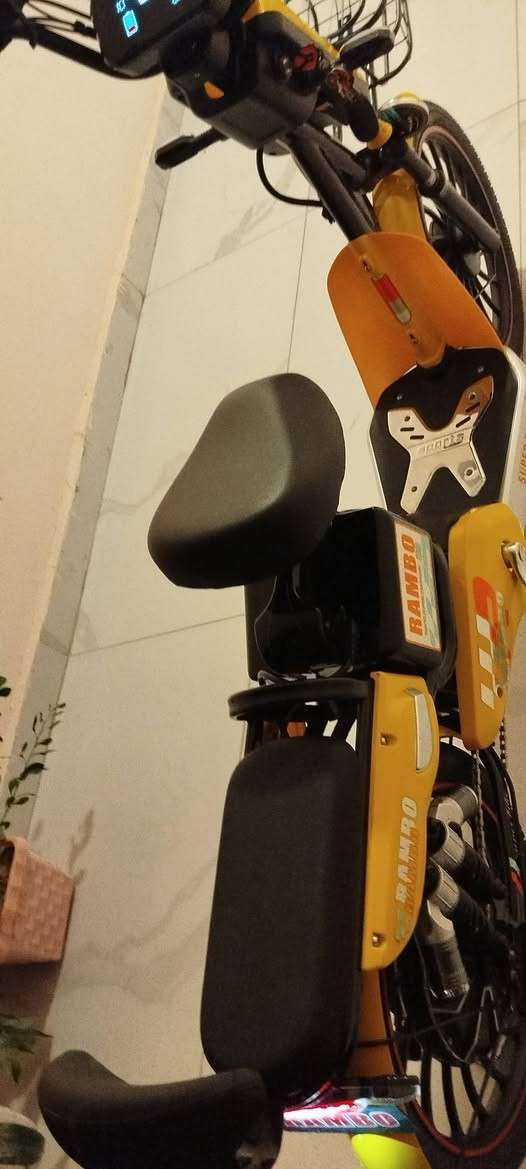 باسكال شحن للبيع سعر 400 الف مجال قليل
[مواصفات]
1)لايت عالي ناصي 
2)اشاره يمنه يسره 
3)ليزر جانبي 
4)شاشه تبين الشحن والعطلات والسرعة وعدد الكيلو مترات 
5) بلوتوث 
6)مرايات جانبيه 
7) اربع سرع 
8)ليد نهاري امامي 
9)تايات جديده صار اسبوعين من مشريهم 
10)منفذين يو اس بي تكدر تشحن مبايلين 
11)استاند مبايل 
12)اصطوب امامي خلفي شغال 
13)سرعه 50 (حقيقة 35)
14)هورن
15) شاحن لشحن البطاريات 
16)يستخدم البايدار من يخلص الشحن او تكدر تشحن الباسكل انت وعتسدخدم البايدار 
17)كشن خلفي تكدر اصعد واحد وراك
18)يكفيك الشحن حوالي 3 الى 4 ساعات حسب السرعه والوزن 19)اربع دبدلات خلفي واثنين امامي
20)يبين الشحن اربع شخطاط بدل من عدد


**إذا كنت صاحب هذا الإعلان وتريد حذفه لأي سبب، رجاءا أرسل رسالة إلى الدعم الفني**