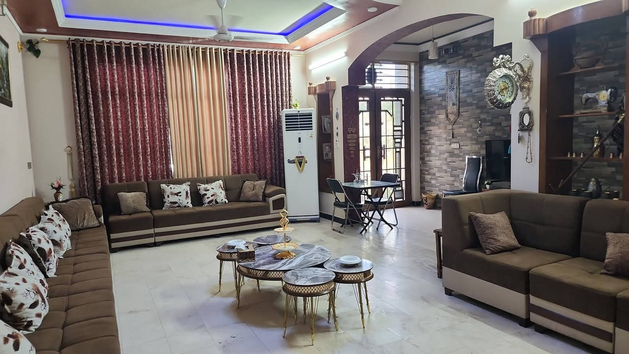 دار للبيع.....شارع 20متر تجاري...شارع جامع السلام  بالشهداء
الفلوجه....
 250 مترواقع حال400 ١٥٠ متر بيها موافقة إضافة...
5غرف نوم 4مجاميع صحيه..مغلفه سيراميك اسباني 
استقبال خليجي ...صاله كبيره ..مطبخ كبير حار وبارد....
ارضيات مرمر الطابقين.....كراج ١٠ متر مرمر ومسقف
....ممرات مرمر...سيراميك حزام اسباني...
حديقه داخليه 10×8.....
حديقه خارجيه 7×4.....
السعر ٣٧٥ مليون.....
الاتصال.....
***********
***********
