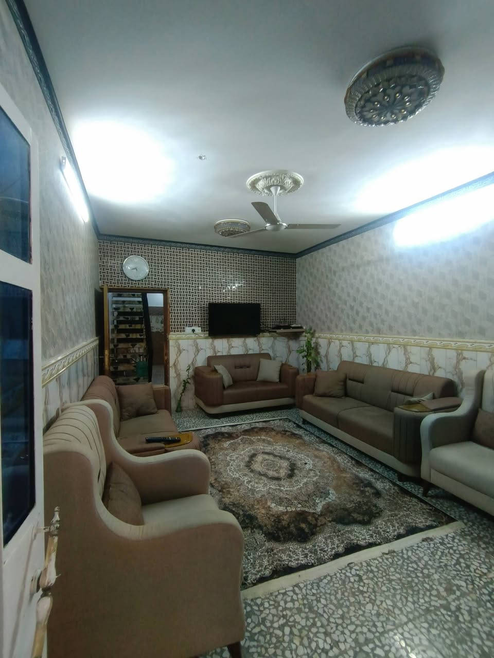 السلام عليكم توفر عندي بيت مساحه 115متر طابق ونص بي غرفتين جبهه5/نزال23/
طابو زراعي سند 25 
سند وكاله موجودات على طابو الخلاني 
المنطقه كامله كل الخدمات مي مجاري كهرباء تبليط 
موقع البيت البلديات الضباط خلف الصحفيين قرب مدرسه زين القوس منطقه حي الامير للاستفسار ***********
الرد واتساب ماسنجر أو اتصال حسن للعقار

