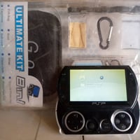 PSP GO . رام داخلي 16 كيكا + مجموعة اكسسوارات . للتواصل . 07823881649