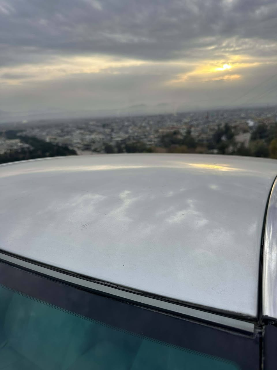 شاهینە 2005
دوو دوگمە 
ناو زەرد 
بێ دەعم و لێدراو 
یەک تۆز کاڵ بوونەوەی هەیە 
مەکینە بچووکی گێر بچووک ، بەنزین بە سرنج ئەخوات،
بڕاوەیە
سەیارەکە ماڵی دۆستە و بێ کێشەیە 

شوێن سەیدسادق 
نرخی ٤٣گەڵا و معامەلە

***********
