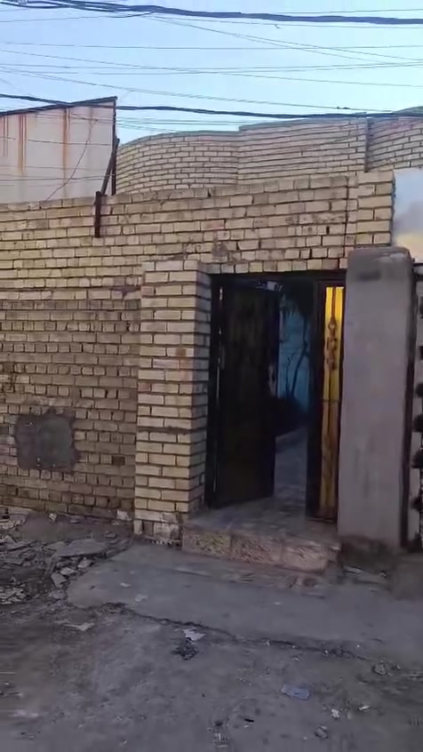 السلام عليكم بيت للبيع مساحته ١١٠م في سبع قصور بعد التقاطع مال سبع قصور  ب٣ فروع محتوياته/  غرفه ومطبخ وصحيات وحديقه وكراج وبي غرفه للأخير بدون سقف البيت معفي من القص قريب عل شارع العام وسعره جدا مناسب للتواصل /***********
