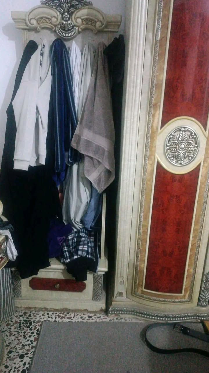 للبيع 
غرفه نوم جرخ ماله سايف سعر ٣٠٠ 
بوفيه حطاطه سعر ١٠٠ 
فلوجه حي معلمين 
*********** بي واتساب
