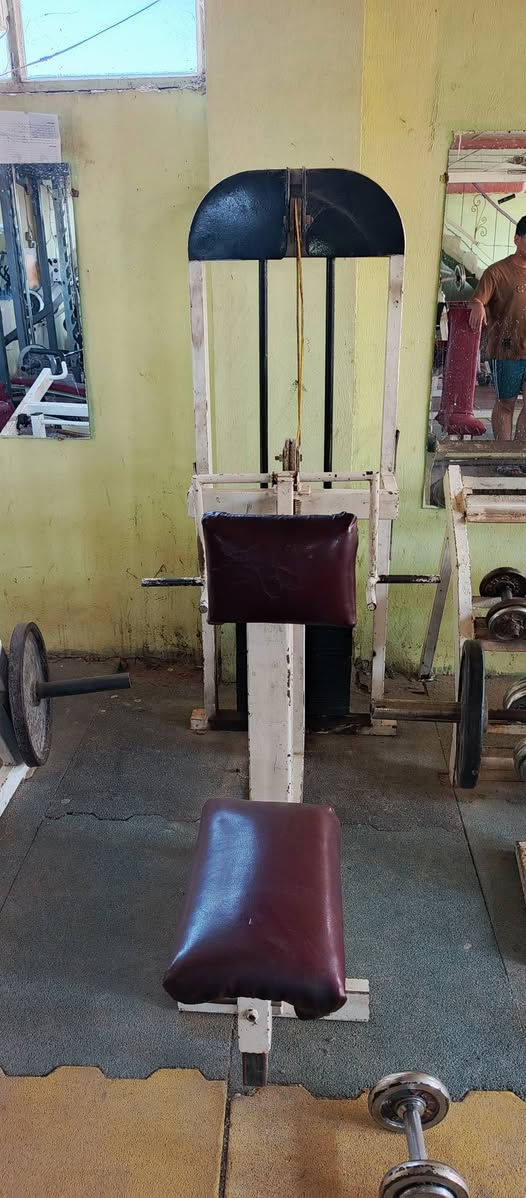 قاعة كامله للبيع بسعر مناسب جدا  مكانها الحلة برنون ***********
