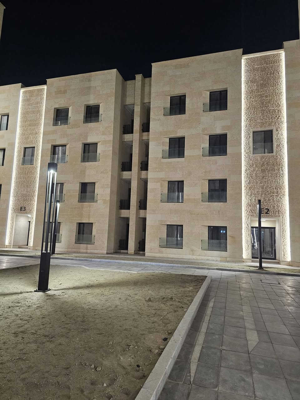 🛑  شقة للبيع 🛑
📌 الموقع: مجمع الوافي السكني – بغداد / التاجيات/ مجاور مرور التاجيات

🏠 المساحة: 171 م² – الطابق الأول

🔸 نظام دوبلكس (طابقين)

🔸 الزون الاول بناية 11 موقع كلش مميز على شارع المجمع الرئيسي مقابل الحديقة 

التوزيع الداخلي:

الطابق الأرضي: صالة كبيرة + مطبخ + مجموعة صحية

الطابق الاول: 4 غرف نوم + مخزن + مجموعة صحية

✨ مميزات البناء:

نظام (ICF) يوفر عزلاً حرارياً وصوتياً عالي الكفاءة

📅 موعد التسليم: جاهزة للسكن

💰 السعر الكلي:

 155 مليون كاش وبيها مجال للتفاوض

125 مليون قرض على المصرف العقاري (قسط شهري 660 ألف دينار تقريبا) مصاريف تحويل القرض على المشتري

سند مستقل خلال 2 الى 4 اشهر جاهز 

☎️ للتواصل: ***********
