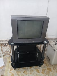 تلفزيون مع ميز للبيع موبايل 07808761086