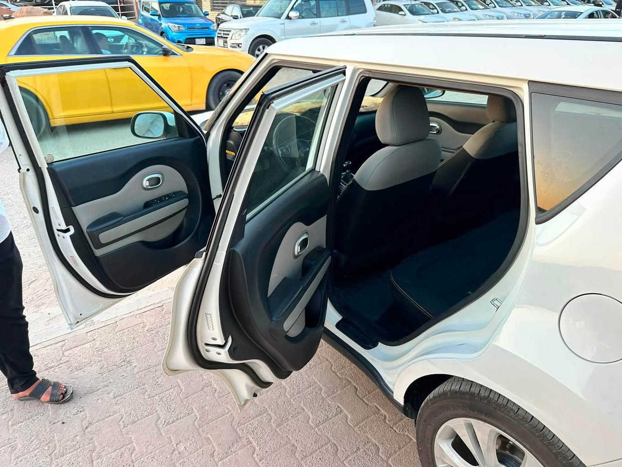 للبيع كيا صول ٢٠١٦ وارد امريكي لون ابيض
مكان السيارة -النجف-📍
محرك 2000 GDI
سيارة نظيفة ما بيها اي نواقص 
بيها دحجات داير السيارة 
رقم اربيل الماني القديم 
السنوية ساقطه 
السعر💵 ((١٠٥$))وبيها مجال
متواجد فقط اتصل ***********
