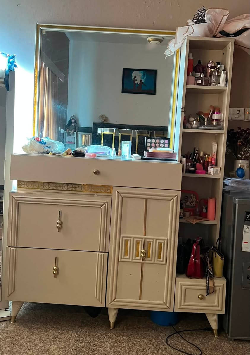 غرفه للبيع ٨ قطع نضيفه بعد وياها شازلون ومرايه الكنتور يصير قطعتين مو وحده للشرايً خاص


**إذا كنت صاحب هذا الإعلان وتريد حذفه لأي سبب، رجاءا أرسل رسالة إلى الدعم الفني**