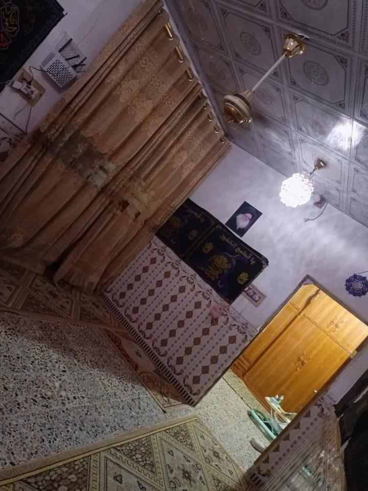 بيت للبيع 70 متر زراعي نظيف  يتكون من غرفه وصاله ومطبخ وصحيات ومكشوفه وبيتونه وطارمه  البيتونه بلوك بنائها وباقي لبيت طابوك سيراميك وكاشي وسقف ثانوي وسياج لشارع بلوك  بيت نظيف عكاده الأساس صبابه ولكاع كاشي  المكان النجف حي ميسان وراه سكله الكراعاوي السعر 50 الرقم ***********
