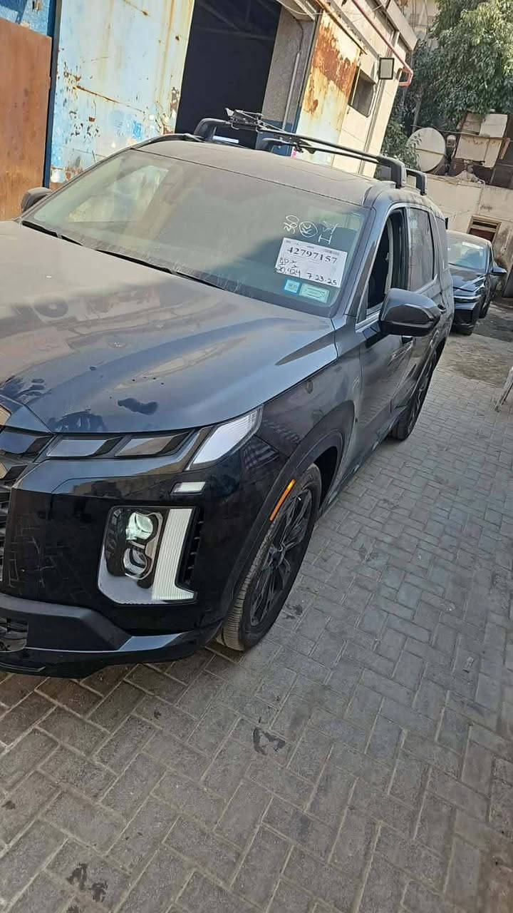 السلام عليكم  هيونداي باليسايد2024 للبيع

الرقم ‭0783 811 2855‬
كتاب شهداء
العنوان الديوانية المركز

ضربه خفيفيه الباب اليمني
palisade2024
فئه
هوك خلفي+دبلا اكزوز+رف سقفي

المحرك8.3لتر v6بنزين تنفسي طبيعي
القوه 295 حصان
العزم262رطل قدم عند5200دورة/دقيقه

القير اوتوتماتيك 8سرعاتWire-by-shift مع دبلات بالمقود
الدفاع الامامي FWDأو دفع رباعي DWA حسب الفئه
اللي بصورة بيها دبل كزوز وهوك فغالباAM

الطول × العرض × الارتفاع: 196.7 بوصة × 77.8 بوصة × 68.9 بوصة
قاعدة العجلات: 114.2 بوصة
الخلوص الأرضي: 7.9 بوصة
عدد الركاب: 7 أو 8 ركاب حسب فئة الكراسي
مساحة التخزين: 18 قدم³ خلف الصف الثالث، 45.8 قدم³ خلف الصف الثاني، 86.4 قدم³ مع طي كل المقاعد
الوزن: حوالي 4,506 باوند للدفع الرباعي
المواصفات الداخلية
الشاشة: 12.3 بوصة للمعلومات والترفيه تدعم Apple CarPlay + Android Auto
العدادات: شاشة رقمية 12.3 بوصة
المكيف: تحكم مناخ أوتوماتيكي ثنائي أو ثلاثي المناطق + فتحات للصف الثاني والثالث
المقاعد: جلد أو قماش حسب الفئة. تدفئة وتبريد للمقاعد الأمامية، تدفئة للصف الثاني بفئة Calligraphy
الشحن: منافذ USB-C بكل الصفوف + شحن لاسلكي
أهم المميزات: فتحة سقف، ستائر جانبية للصف الثاني، باب خلفي كهربائي بدون استخدام اليد 3dc5af038963
الأمان والتقنيات
Hyundai SmartSense: مثبت سرعة ذكي، مساعد البقاء بالمسار، تحذير النقطة العمياء، كاميرات 36 
أهم الأنظمة: التنبيه من التصادم الأمامي مع كشف المشاة، تنبيه الراكب الخلفي، مساعد الخروج الآمن
الوسائد الهوائية: أمامية وجانبية وستائرية للـ3 صفوف 6391af038963
الفئات الرئيسية بالعراق والخليج
SE/SEL: دفع أمامي، جنوط 18، شاشة 12.3، 8 ركاب
XRT: شكل رياضي، دفع رباعي، جنوط 20 سوداء، رف سقفي، دبل اكزوز
Limited: جلد نابا، تبريد مقاعد، كاميرا 360، إضاءة محيطيي
Calligraphy: أعلى فئة، شبك كروم داكن، جلد مطرز، سقف بانوراما مزدوج. ب2024 نزلت Calligraphy Night Edition بلون أسود كامل 8963810f
