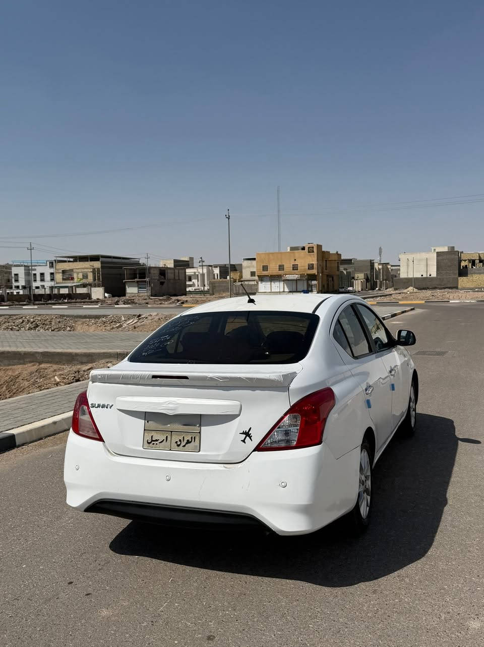 نيسان سني 2020 هندي بليته زركه فول مواصفات مكفوله من الضربه بيه مدكر الأمامي صبغ اثر شخط وصبغته بدون دواخل وحالوب خفيف ولباقي كفاله 
أربع جام كهربائي تبريد قطعتين تحكم ستيرن ويل كب
ماشيه 70 مكينه وكير وتبريد وحداديه كله كفاله 
بأسم شركه سعر 92 
الاستفسار على رقم ***********
