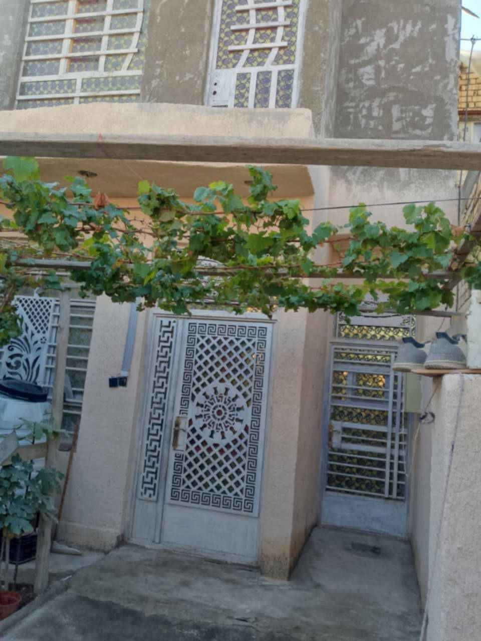 بيت للبيع 100 متر قاط ونص
 مكانه الحسينيه مال راشديه خدمات مصقط يم حسينه الزهراء سعر 50 وبي مجال للشراي تفاصيل خاص او تصال ***********
