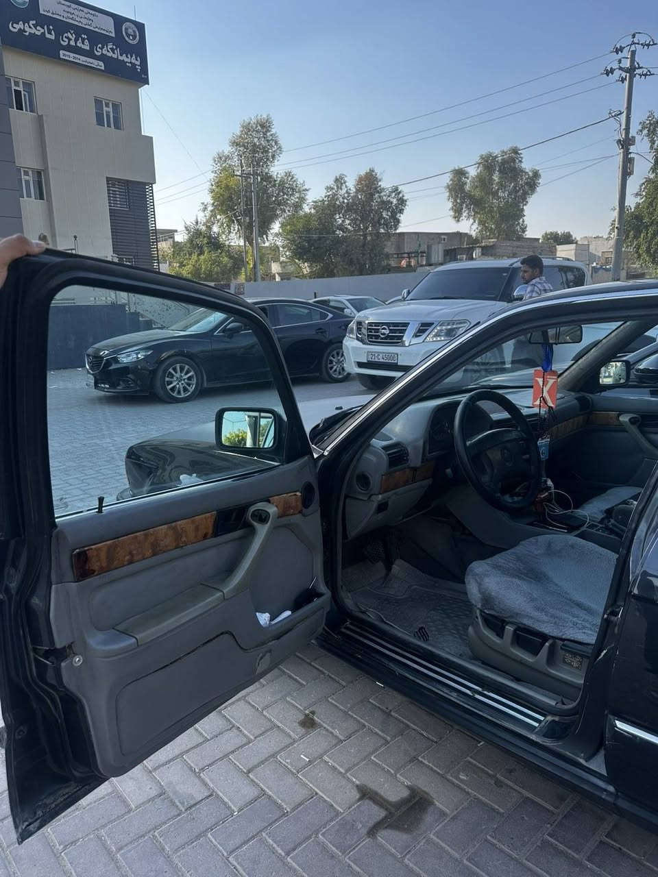 بیئێم بۆ فرۆشتن 735i گێڕ تۆماتیک مۆدێل 1992 گێڕو مەکینەو ئەکسل و تەبرید ساردو گەرم بەشەرت لەشوێن خۆی ئیشەکا ڕەقەم هەولێرە تا 2030 بەناوی خۆمانە  250 دینار غەرامەی تیانیە بەشەرتی تەحویل و بەناو کردن ناو ڕەساسی و فۆرمیکایە کوشین ساردو گەرمە چوار جام کارەبایە تەحدید سورعەیە دەبڵ چەکمەجەیە گێج ئەڵقەیە عەتەر پانە حیزام بۆیاخە لەسەر ساقی چەکوشی پێوەنیە چوار تایەو ویلی لۆکی لەژێرە تەقەو ڕەقە چرکەی تیانیە کامل مەسرفی کراوە 250 مەسرفی تیانیە بەس لە سایەقێکی کەمە سعری 51 مەعمەلەیەکی زۆر کەم شوێن کەلار سەیارەی من نیە تێل بۆ خاوەنی بکەن ***********
