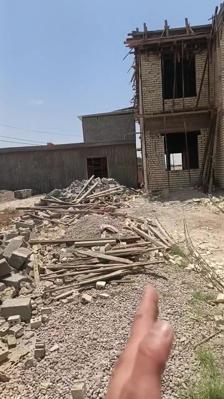 بيت مع قطعه ارض
الدار يحتوي على 
صاله ٦.٥×٤
غرفه نوم ٥×4
مطبخ ٤×٤
غرفه نوم ماستر ٧×٤
حمام عام ٢×٢
حولي ٩×٣
 مساحه الكليه ٤٦٢متر مربع 
 تصلح مزرعه او شالي 
قريبه على سريع التاجي 
تبعد عن بوابه الكاضميه فقط ١٤كيلو 
للاستفسار 
***********
