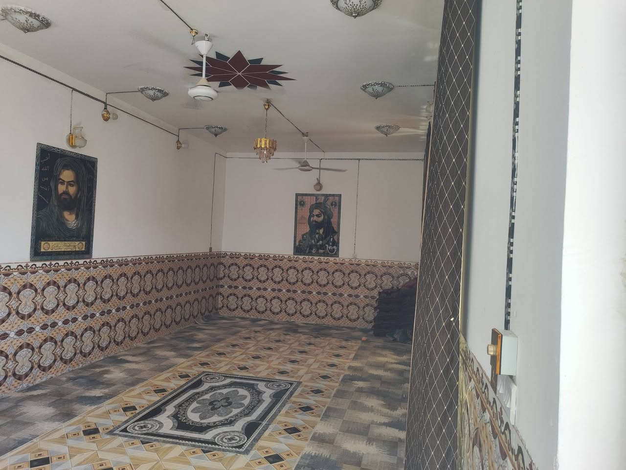 دار للبيع مساحته 600متر حي بابل خلف مدينة ألعاب سابقأ طابو زراعي سند 25 تحويل مباشر بسم مشتري بناء حديث طابوك متكون من 
غرفة نوم عدد 3. 5*5
صاله 5*21
مطبخ 5/5
استقبال 5*13
مجمع صحيات دخليه 5*5 +مجمع صحيات خارجيه 
بيعا مستعجل سعرها 110وبيها مجال 
أي استفسار اتصل على الرقم التالي 
***********
