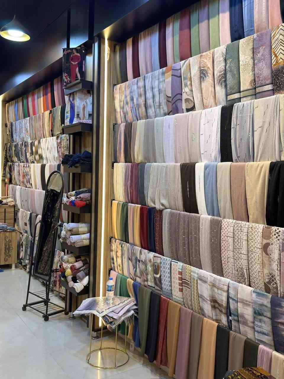 سلام عليكم
محل مع الديكور وبضاعه 
بدون سر قفلية 
موقع الزهور شارع 2 
مقابل دورة النافورة 
للاستفسار 
***********
***********
