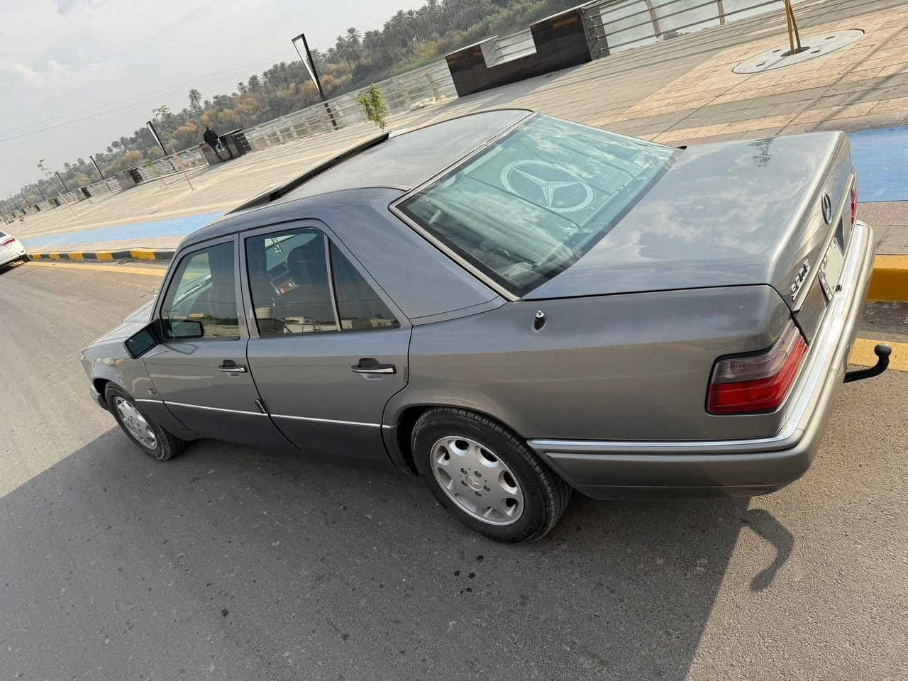 مارسيدس دب 1992 
السيارة كفاله عامه من كلشي (مخزنه)
السيارة جديدة بمعنى الكلمه 
محرك خراطيم 6 سلندر
كشنات كهرباء 
مري كهرباء
اريل كهرباء
هوك خلفي
تبريد ثلج 
سلايد روف  
وباقي المواصفات المعروفه 
السيارة كامله ربع ما تصرف عليها كهربائيات وحداديه كله جديد 
السعر 115 وبيها مجال 
***********
