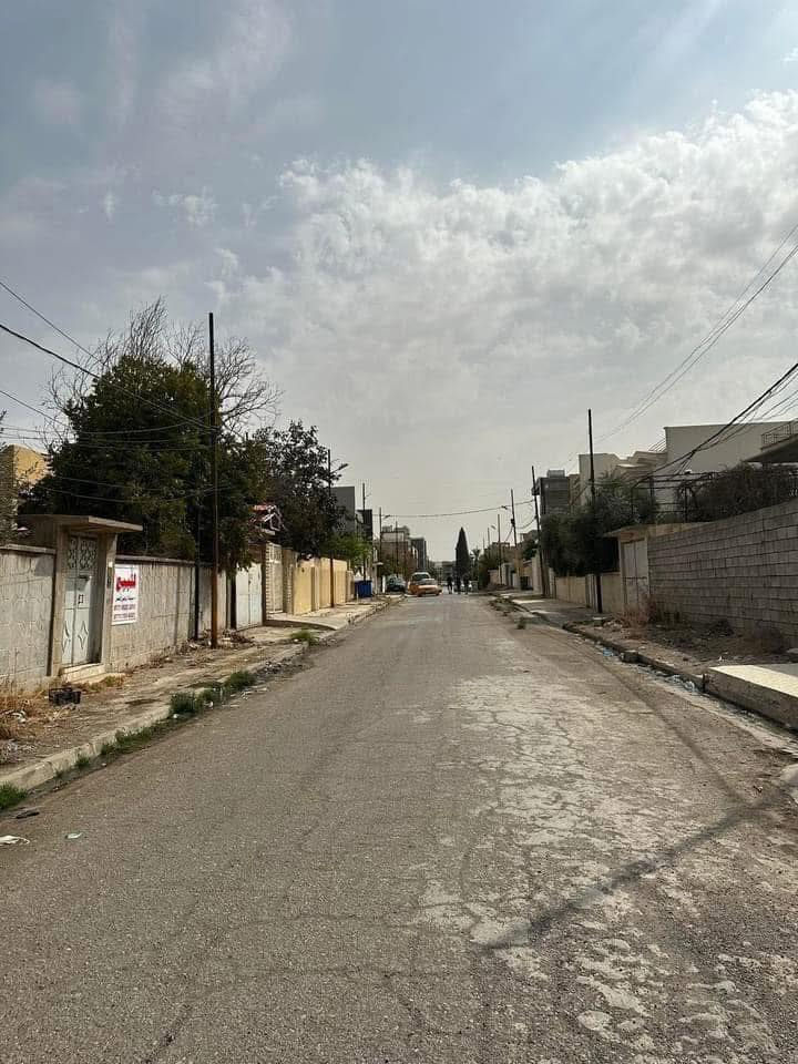 🏠دار للبيع حي الزهور شارع 6 بناء حديث 🏠 
________________________
التفاصيل:🖊🖊
♦️الموقع حي الزهور (الزهور الاولى)شارع 6
♦️المساحة 240 م والواجهة 8 م 
♦️ اتجاه الدار شروق 
♦️صنف العقار سند طابو الزهور سكني ملك صرف 
♦️سند حديث والتعامل مع الشرعي مباشرة 
♦️بناء سنة 2022-2023 
♦️ارضيات بورسلين هندي وسقوف جبسمبورد - 
     شبابيك المنيوم سلايد +مطبخ خشب ايطالي -
     بناء فووول
_________________________

يتكون من طابقين مع حديقة ومخزن وصحيات خارجية

الطابق الارضي غرفتين نوم+استقبال+هول+مطبخ+صحيات

الطابق الاول 4 غرف نوم 2 منهم سويت+هول+صحيات

 _________________________
للمزيد من الاستفسار الاتصال…

***********

***********
