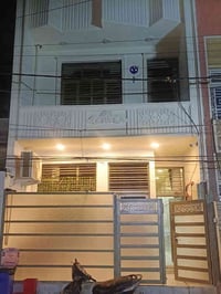 منطقه سريدات مربع الاول بشارع ابو عناد بيت مساحه 90متر  3طوابق عدد لغر...