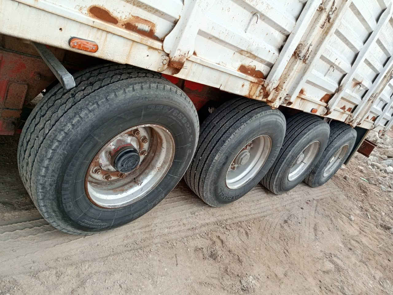 السلام عليكم للبيع عربانه أوربية اربع محاور تايرات نص عمرهن اجناب تركي السعر65 وبيهه مجال العنوان الرمادي اتصال ***********
