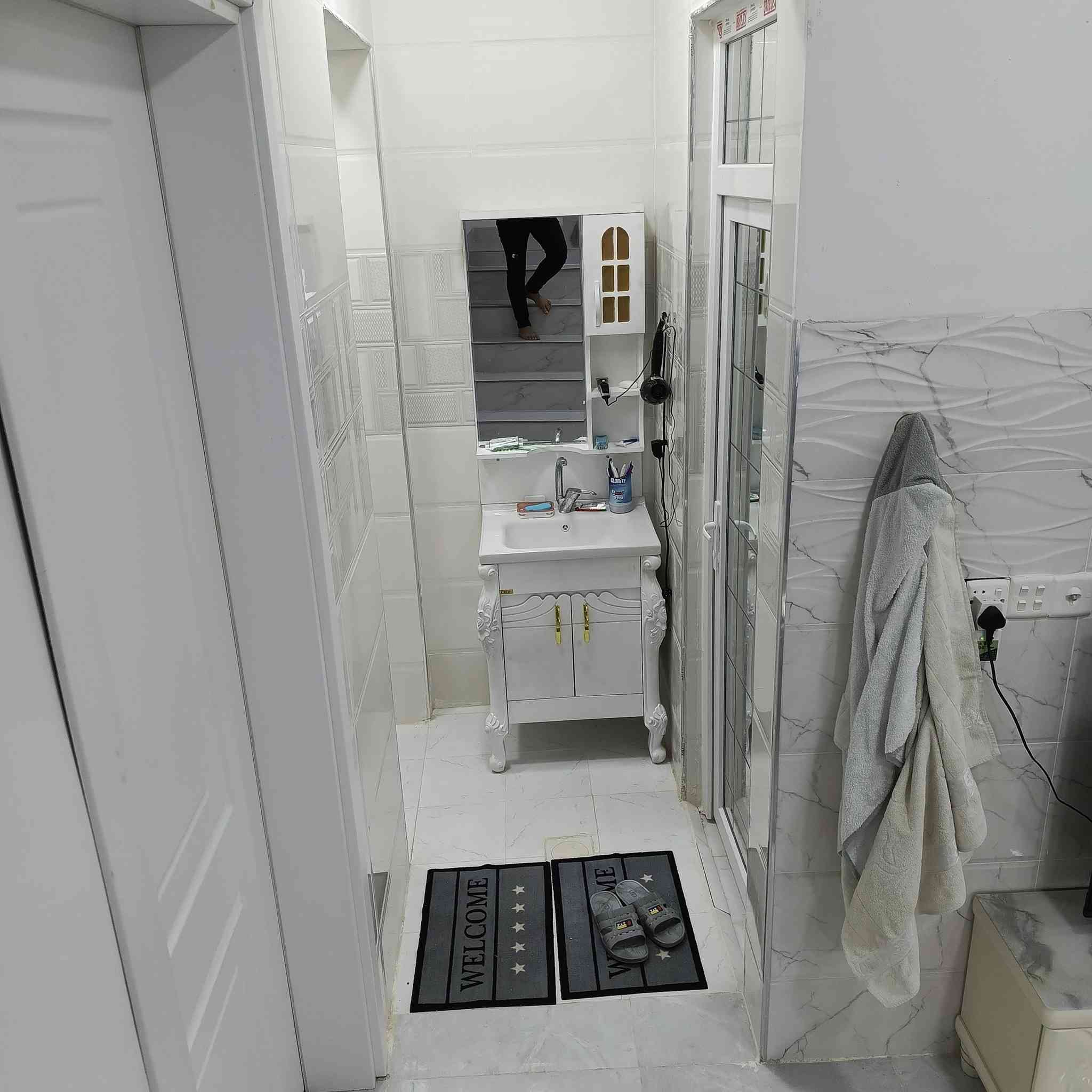 سلام عليكم بيت بناء حديث تعليم غرفة تجارة وصل بلدية مساحة 120 وجه 6 غرف نوم جوا ثنين طابق ثاني كامل  سعره خاص او عل رقم ***********
