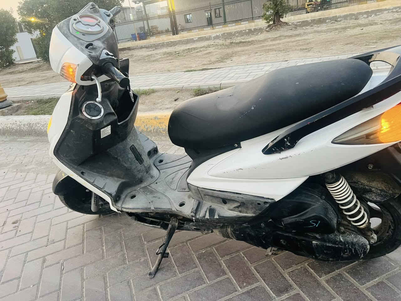 سكنس فحل ١٤٠ نوزل للبيع مكفولة كفالة عامة من تاير لتاير دراجة كاملة نقصهة بس ترايش صفح مثل مواضح بصورة نضافتهة العنوان مدينة الصدر قطاع ٨ السعر ٩٠٠ وبيهة مجال حك جية رقم الهاتف *********** جيب الف فيتر يفحصهة وياك
