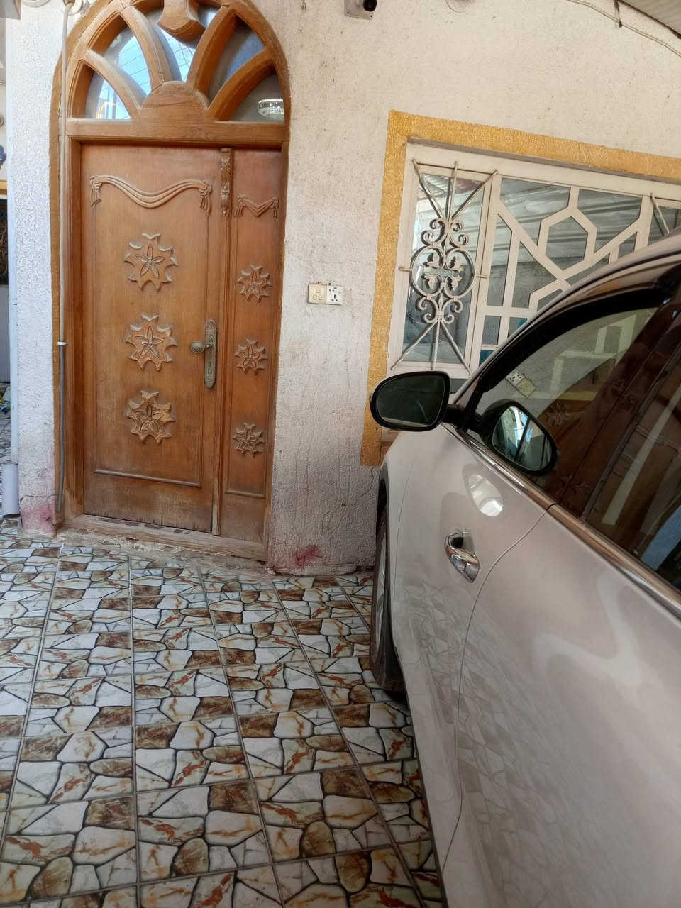 بيت للبيع المساحه 110حي العسكري خلف جامع الحبيب المصطفى يحتوي البيت على غرفتين نوم وحده جوه والثانيه فوك وصاله ومطبخ حار وبارد وكليدور الاستفسار على الرقم بي واتساب ***********
