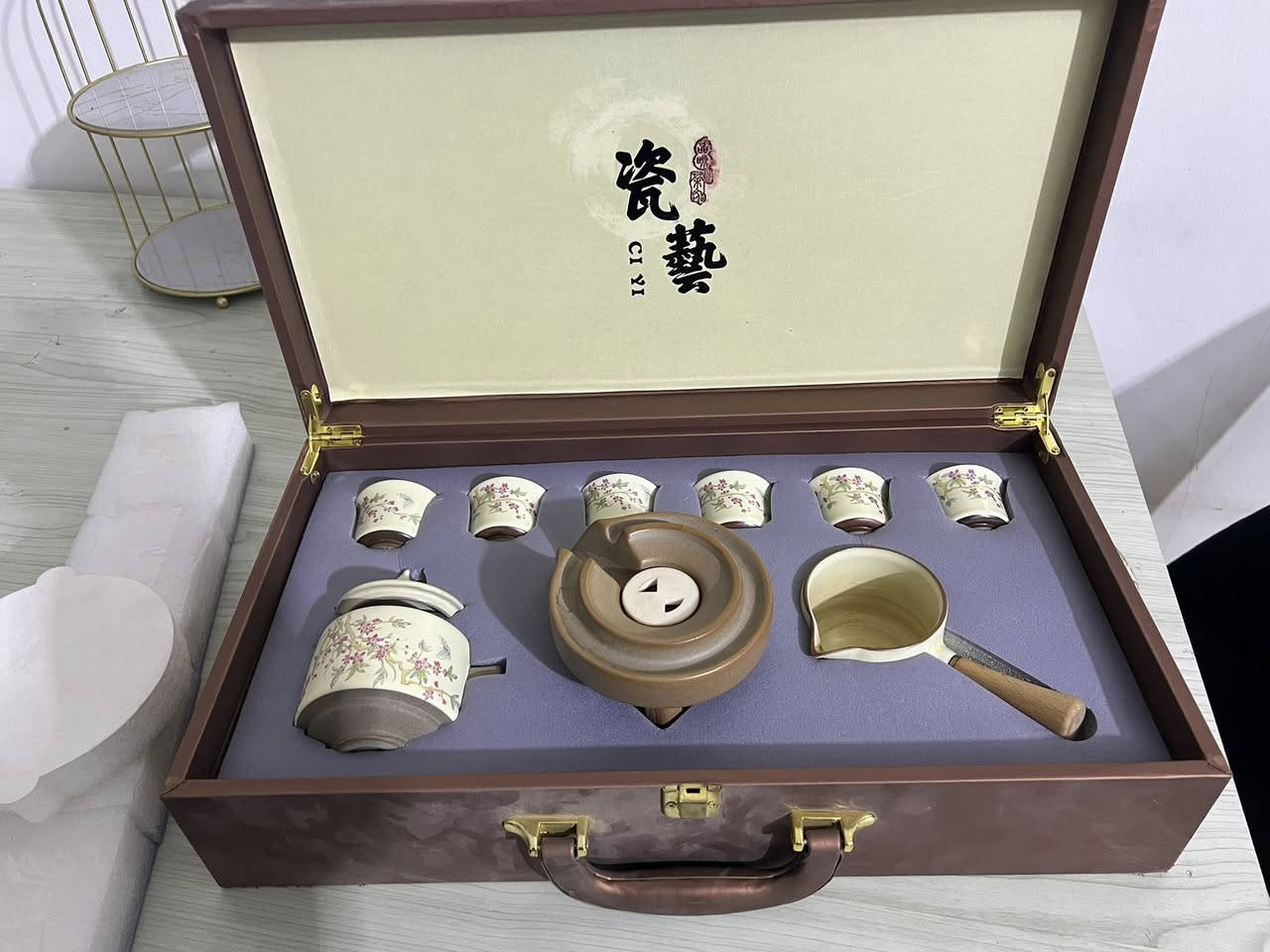 بضاعه شي ان  6 كارتونات وشليف كلش جبير للبيع لعدم التفرغ كله جديد ملابس وكهربائيات واحذيه وكلشي بيها بل1000 قطعه او اكثر  وبراكيتات وانارات وستاندات عرض ورد 
كلهه ب300 الف قفل مكان بغداد 
الطوبچي ***********
