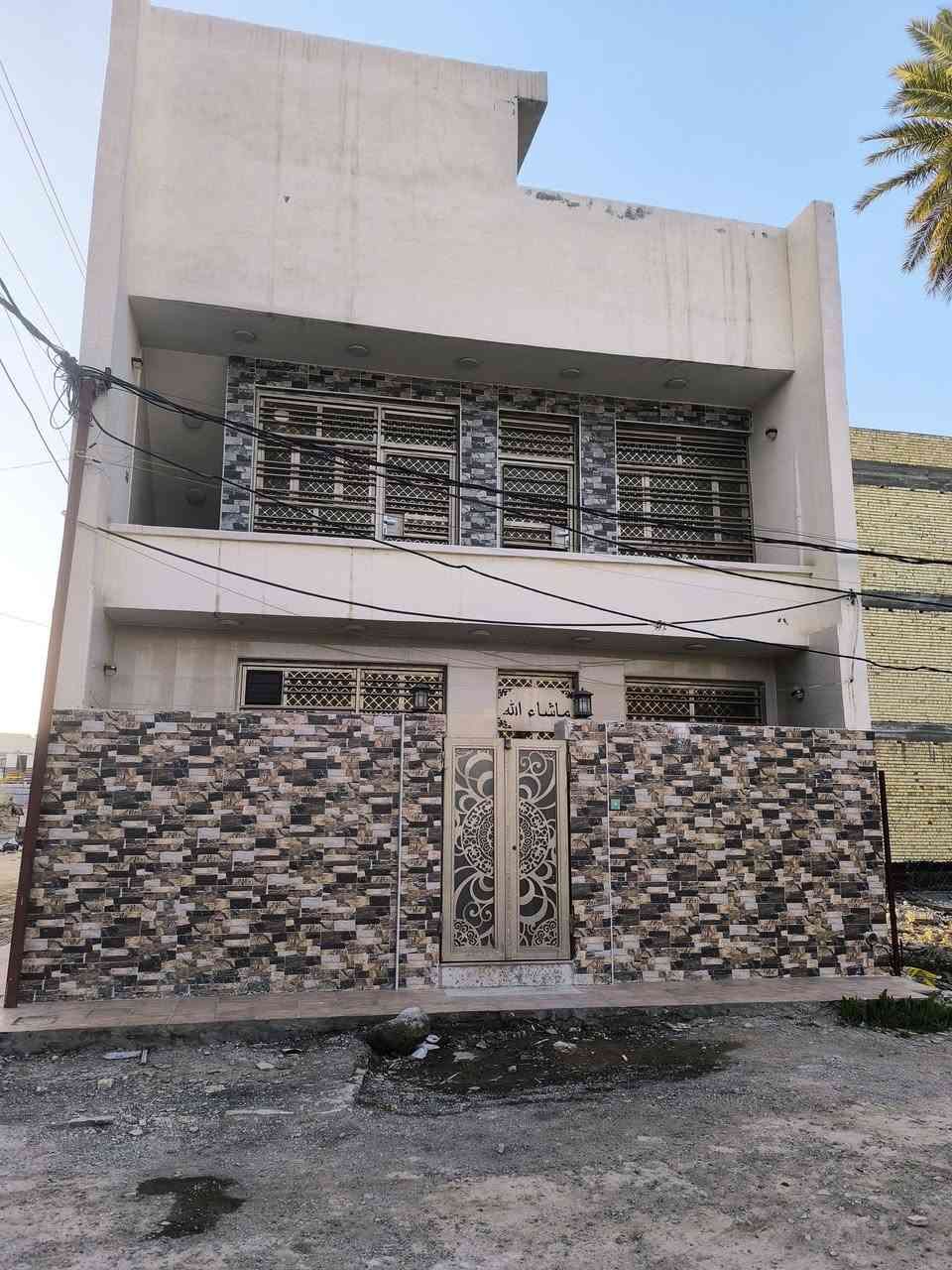 دار للايجار شارع سليم جهة الشط يبعد ع شارع الطي 30 متر
المساحه 110 طابقين درج معزول يتاجر طابق ارضي 400 
طابق ثاني 400 للاستفسار ***********
