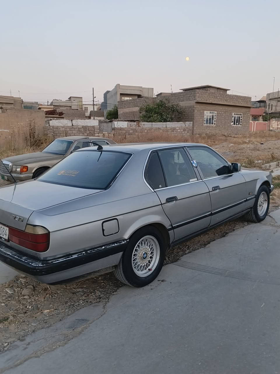 عليكم بي ام دبليو للبيع موديل 1990 السياره سلايد جامات كهرباء فول مفولك شنو جلد توماتيك مكينه جير جديد تبريد شغال سياره تشغيل عن بعد ضخم تاير وباتري جديد سياره بدون ما بيها ضربه صبغه بخ كمالي رقم نينوى ثانويه الى 2030 شرط التالسلامحويل حجمها 735 ست سلندر شاشه كاميرا جاهزه السياره والسعر على المخابره موصل*********** واتساب مخابره هاتف
