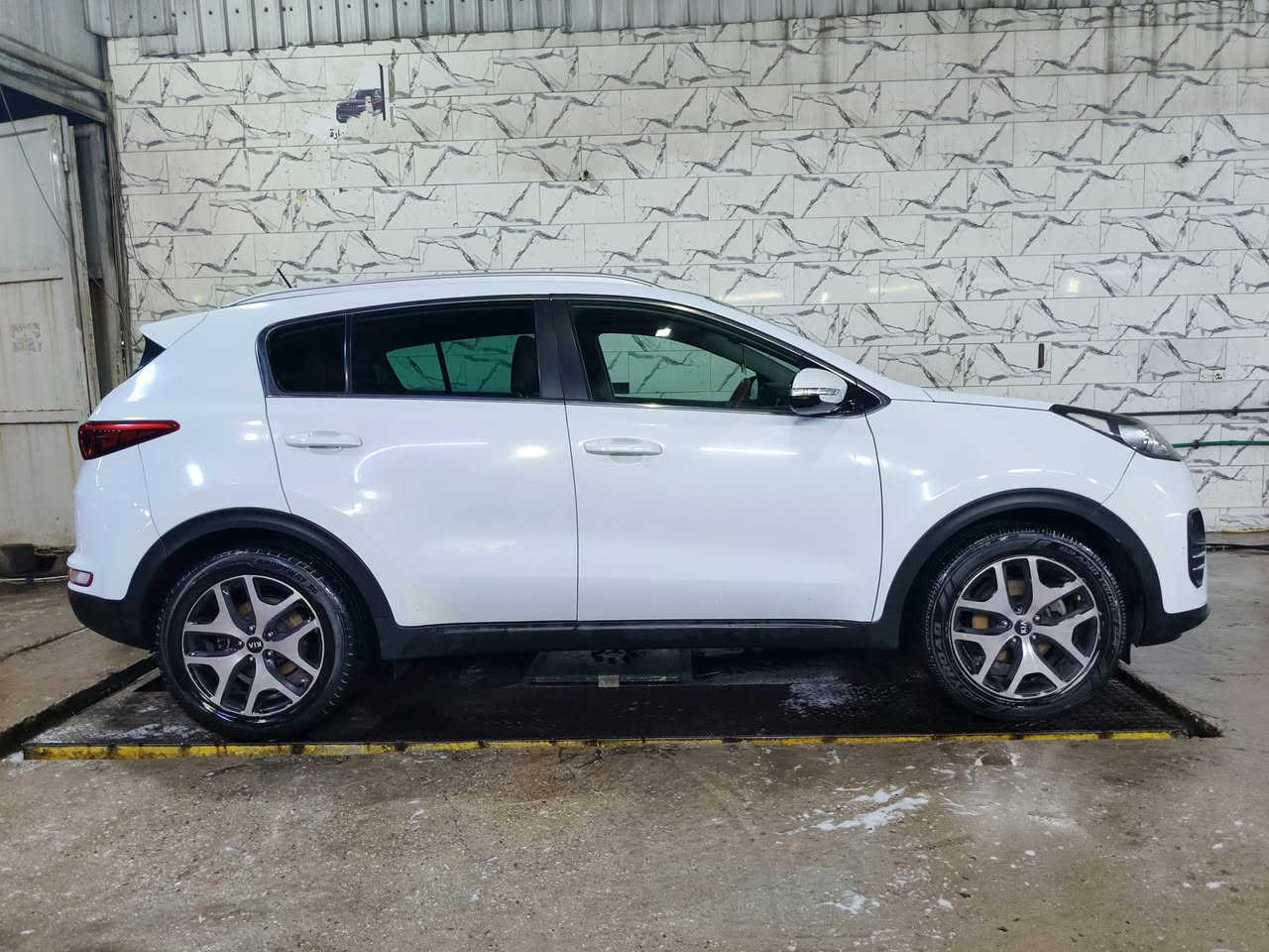 للبيع سيارة
النوع: (كيا سبورتج)
الموديل: (2017)
الوارد: (خليجي)
المحرك: (4 سلندر)
نوع المحرك : (GDI)
اللون: (خارجي : ابيض / داخلي : كشنات جلداصلي )
المواصفات:(فول)
الممشى: (كم ألف كم)
الحالة: السيارة نظيفة وجاهزة  للفحص 
الملاحظات: ( فقط اكو صبغ شويه واكع ب الجنطه و ما ملعوب بي )
 السعر : 185$ 
وبيه مجال بسيط جدا رقم الهاتف *********** واتساب
