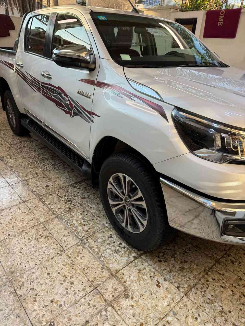 السلام عليكم 
بيكم هايلوكس سعودى اصلي موديل 24
مكفولة كفالة عامة 
فول مواصفات 
محرك 4 سلندر 
رقم بغداد الجديد بسمي 
مكاني بغداد 
السعر 350 
الاستفسار ***********
