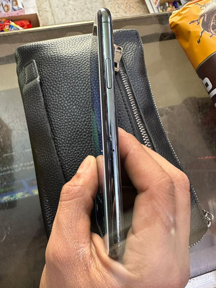 السلام عليكم متوفر جهاز ايفون 11 برو بحاله ممتازه جدا الفيديو داخل المنشور شرح مفصل للجهاز سعره 275 وهذه رقمي للتواصل ***********
