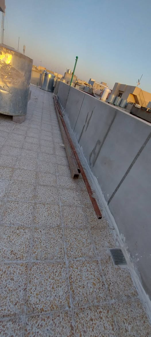 سقيفه جينكو تتكون من25قطعة بطول 5mوعرض متر  + حديد بوري مربع 3انج مختلف الاطول بعضها عشرة متر واقل حتى 3متر +: بوري مربع انج ونص مختلف الاطوال .كمية كبيرة تحتاج سيارة حمل كبيرة .الحديد والجينكو يغطي سقيفة بمساحة 150m  .كما بالصور للبيع . السعر 750 الف ... الاتصال *********** .حي السكر قرب جامع الرحمة .
